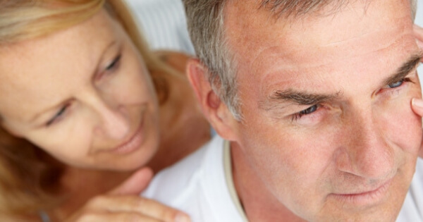 Casal em momento íntimo demonstrando apoio e conexão emocional