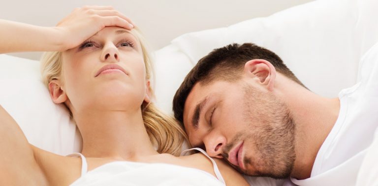 Casal na cama demonstrando frustração e impacto emocional da ejaculação precoce